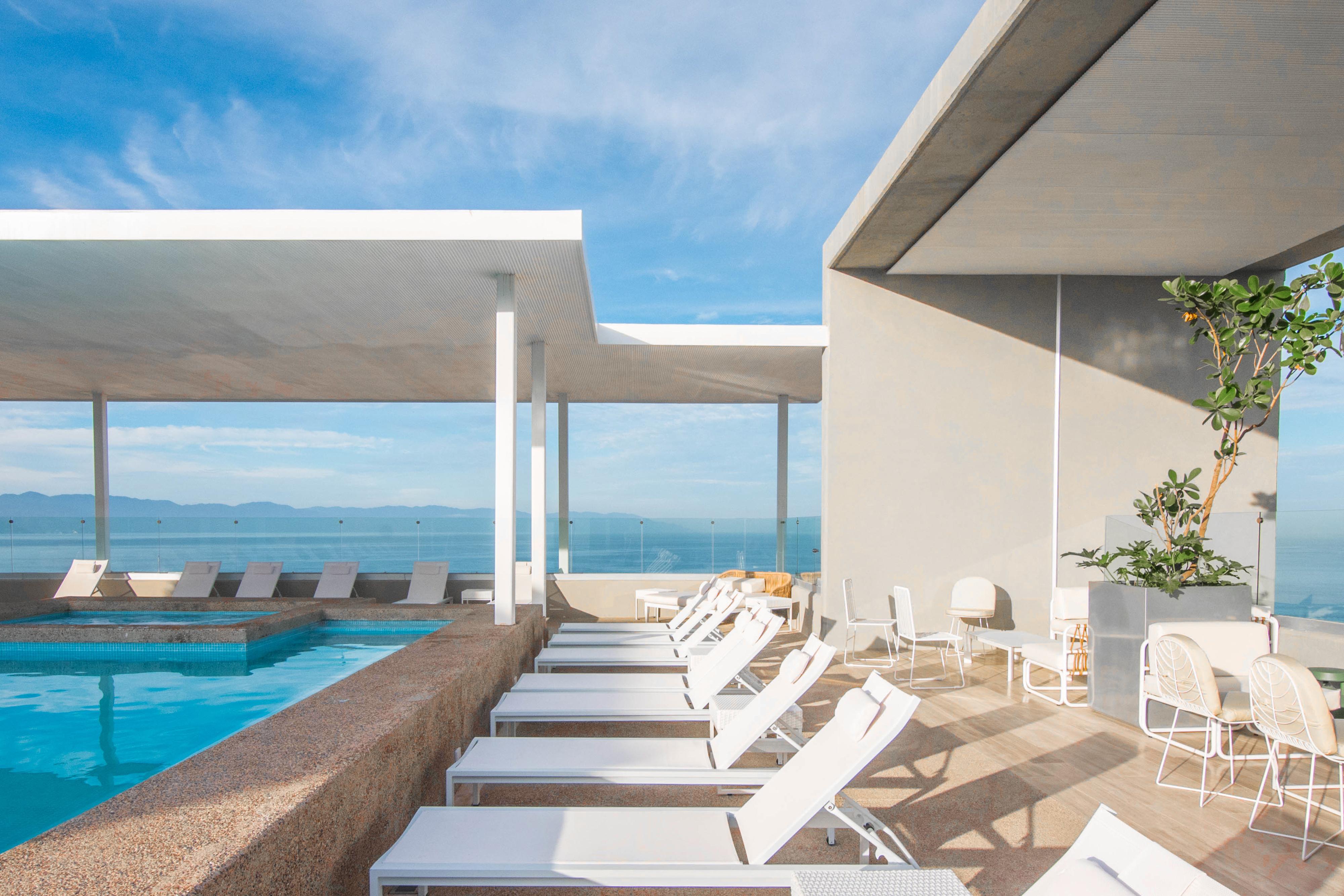 Hotel Mio Vallarta Unique & Different- Adults Only Puerto Vallarta Exterior foto The rooftop pool at the hotel