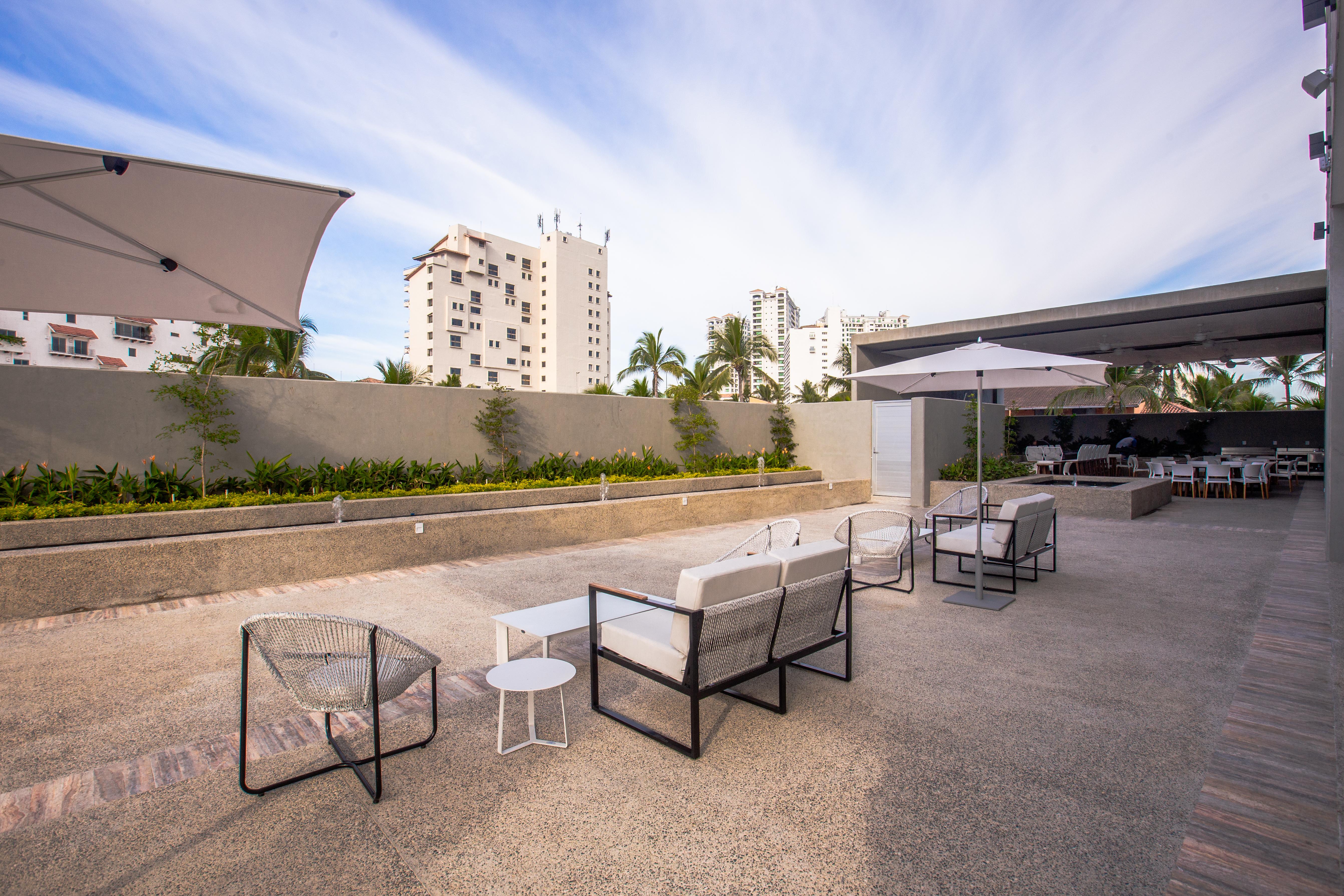 Hotel Mio Vallarta Unique & Different- Adults Only Puerto Vallarta Exterior foto The rooftop lounge at the hotel